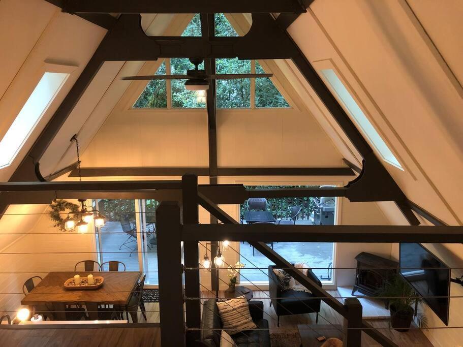 Newly Renovated A-frame 5 Min Walk To Main Street Chalet